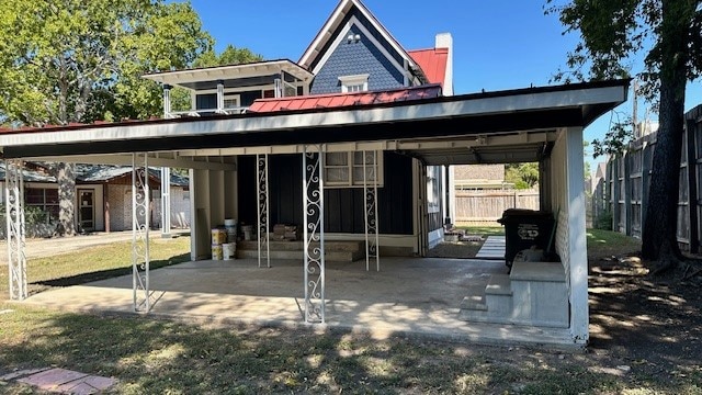 view of front facade with a carport