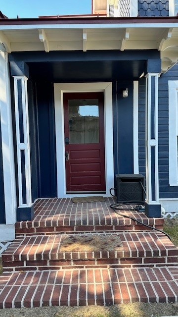 doorway to property featuring covered porch