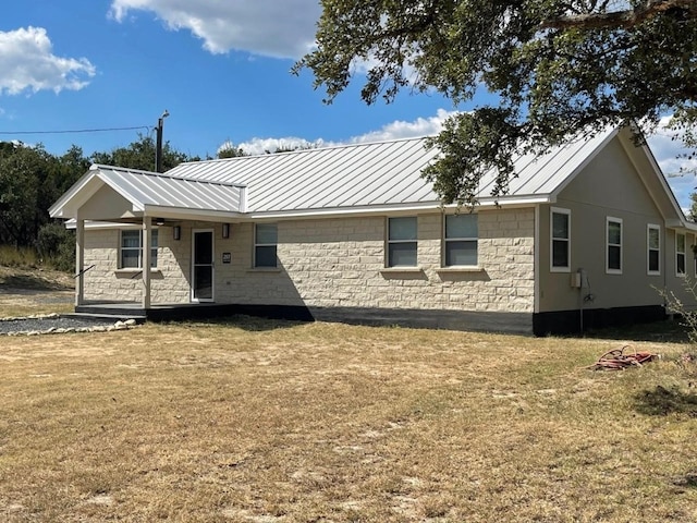 view of front of house featuring a front yard