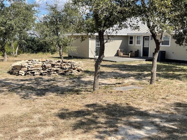 view of yard featuring a patio