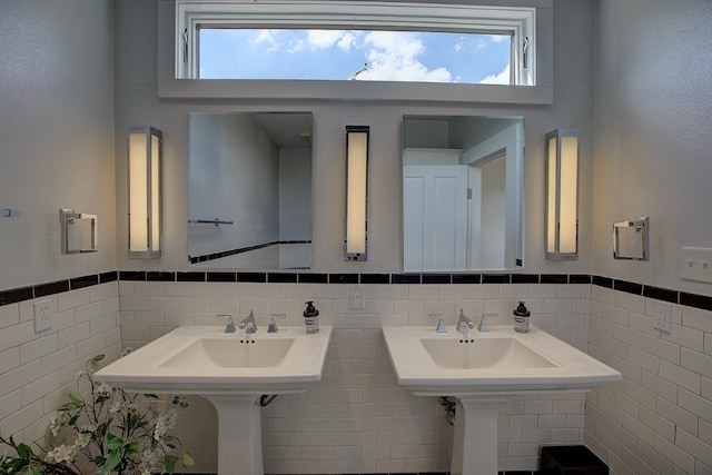 bathroom featuring tile walls