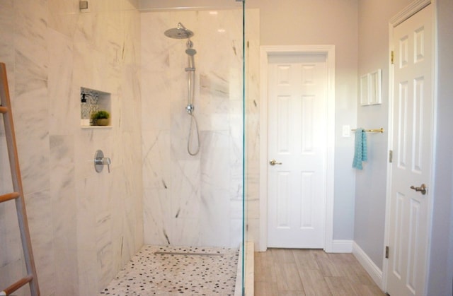 bathroom featuring a tile shower