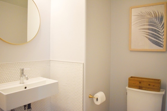 bathroom featuring toilet and sink