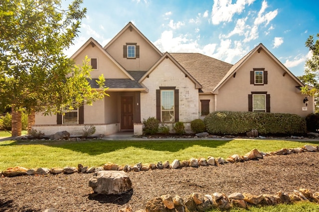 view of front of property featuring a front yard