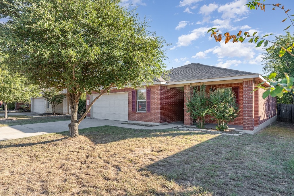 ranch-style house featuring a front yard