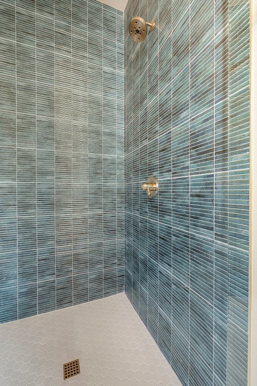 bathroom featuring a tile shower