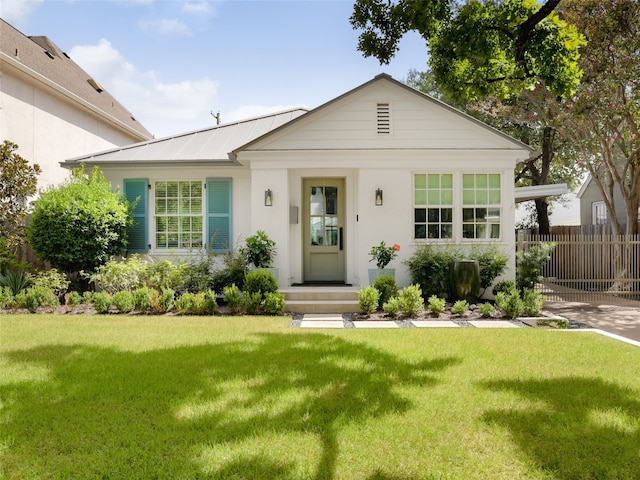 view of front of property featuring a front yard