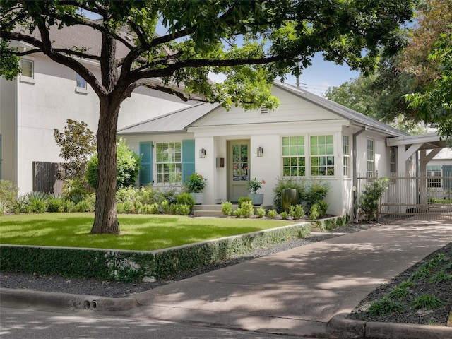 view of front of house featuring a front yard