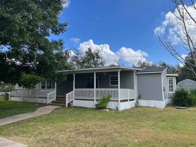 view of front of property featuring a front lawn and a porch