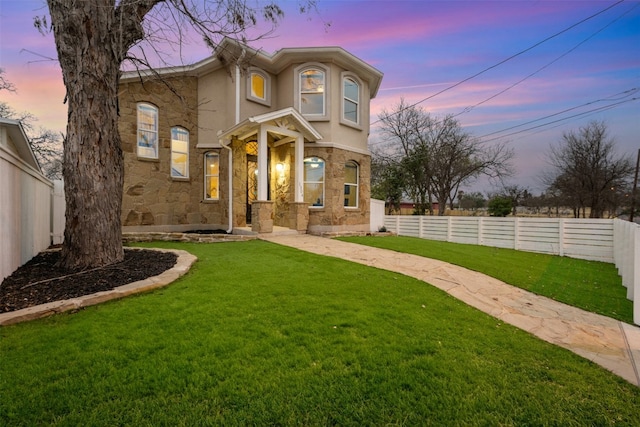 view of front of house featuring a lawn