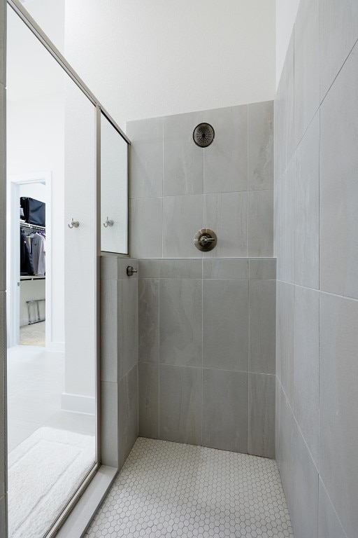 bathroom featuring a tile shower