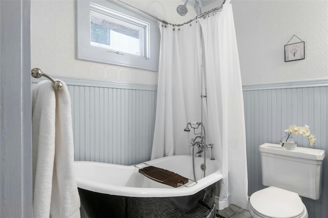 bathroom featuring toilet and shower / bath combo