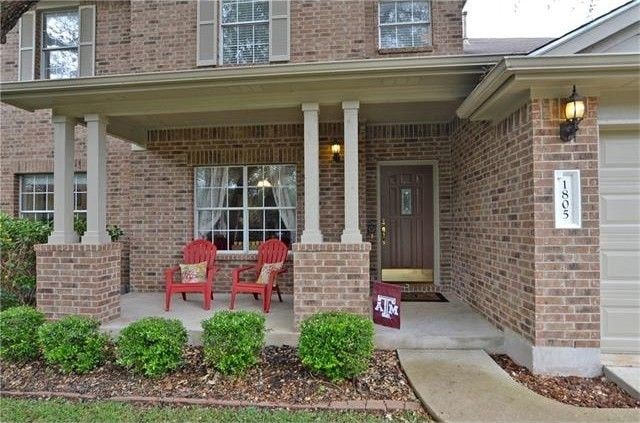 doorway to property featuring covered porch