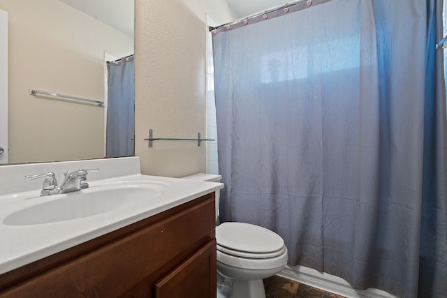 bathroom featuring a shower with shower curtain, vanity, and toilet