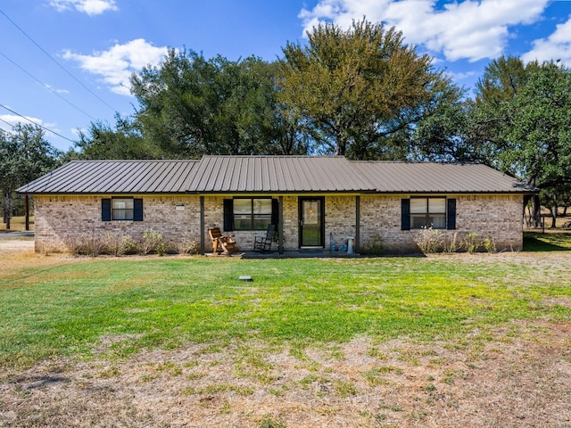 single story home featuring a front yard