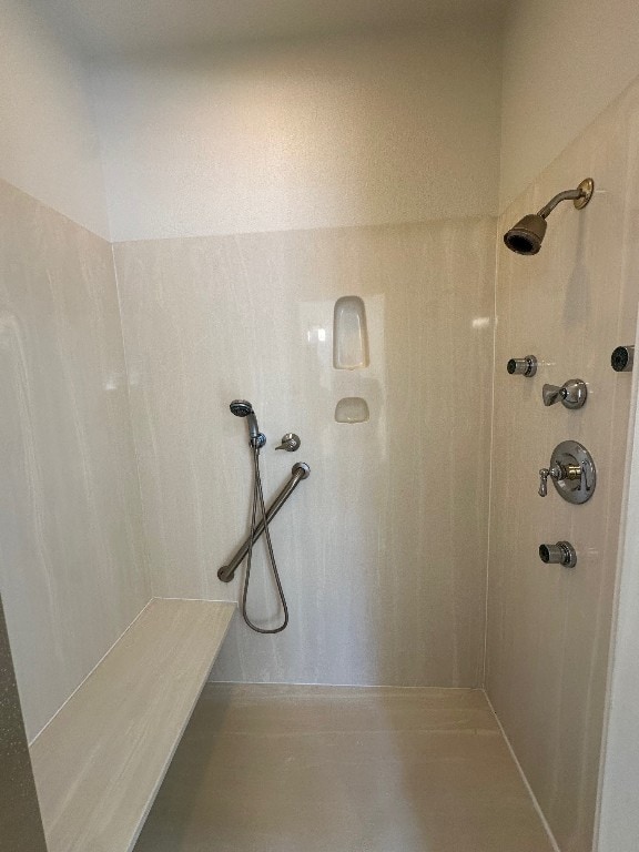 bathroom featuring tiled shower