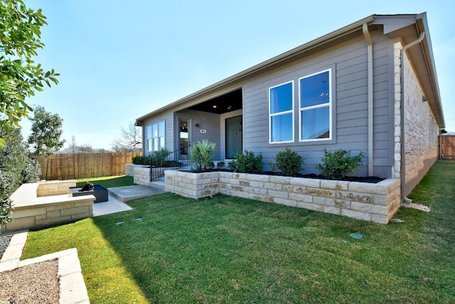 view of front facade featuring a front yard