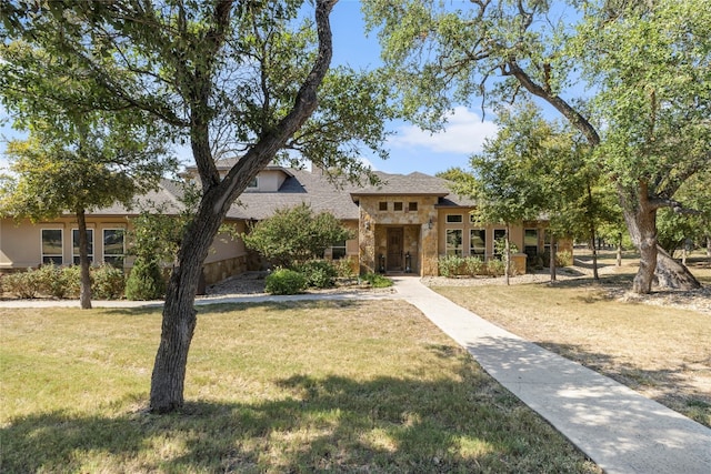 view of front facade featuring a front lawn