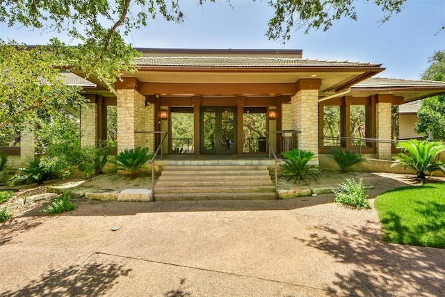 property entrance with covered porch