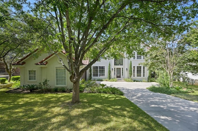 view of front facade with a front lawn