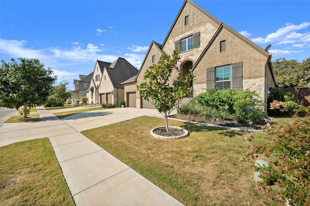 view of front of home featuring a front lawn