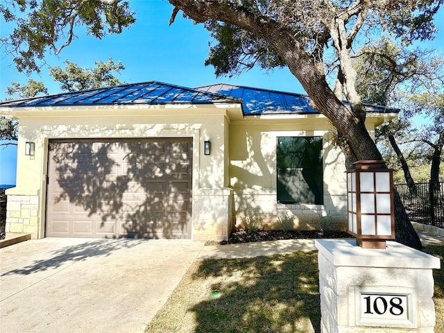 view of front facade featuring a garage