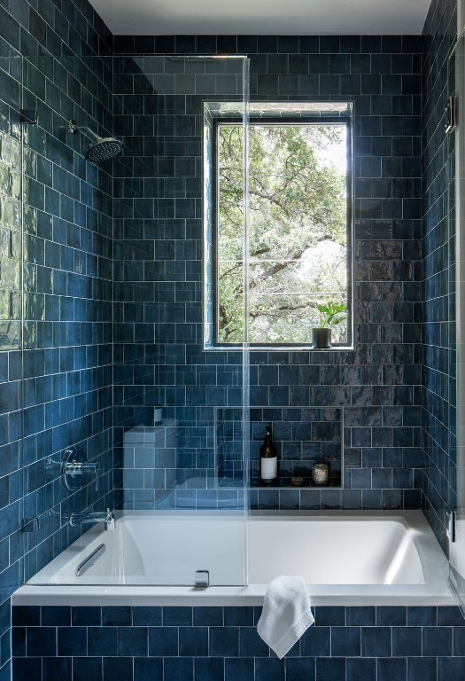 bathroom featuring tile walls