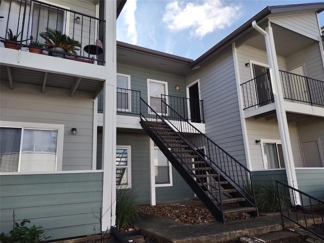 entrance to property featuring a balcony