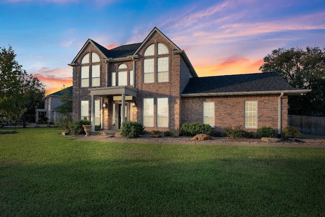 view of front facade featuring a lawn