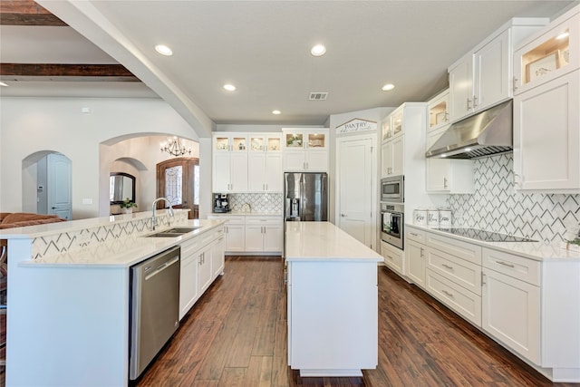 kitchen featuring stainless steel appliances, a center island with sink, sink, and dark hardwood / wood-style flooring