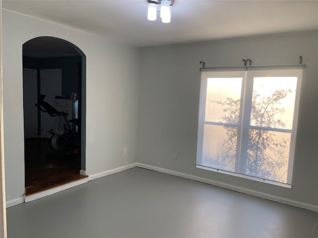 empty room featuring concrete flooring