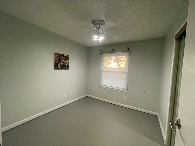 unfurnished room featuring ceiling fan and a textured ceiling