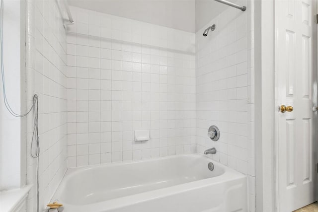 bathroom with tiled shower / bath