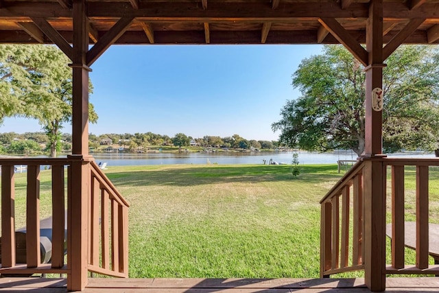 view of yard featuring a water view