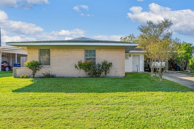 single story home featuring a front yard