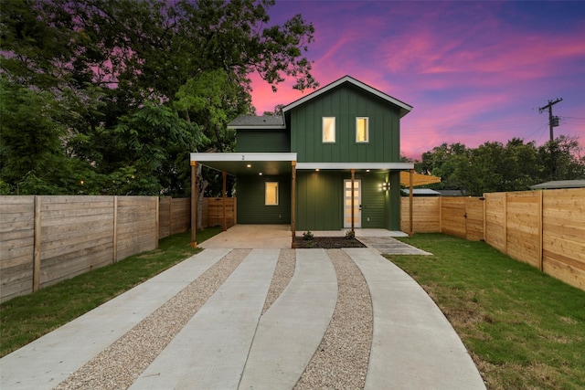 view of front of house featuring a lawn