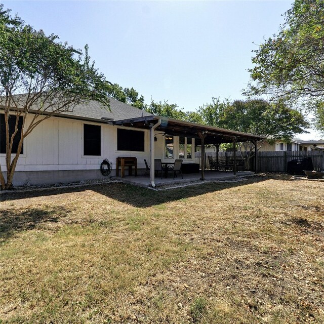 view of yard featuring a patio area