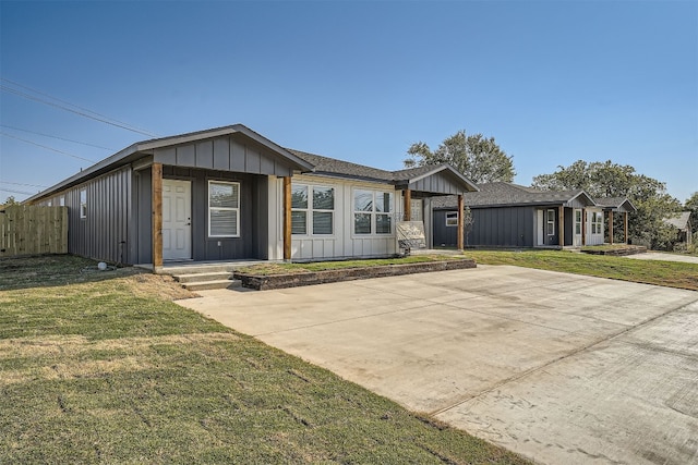 view of front of property featuring a front lawn