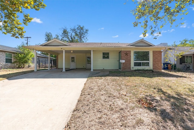 view of front of home with a carport and a front yard