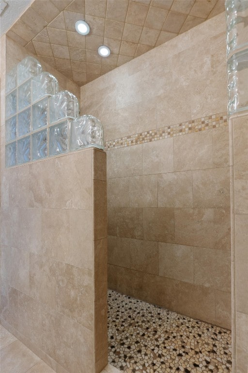 bathroom featuring tiled shower