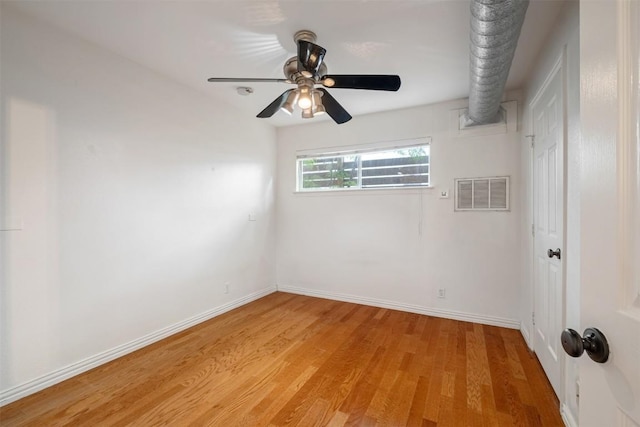 unfurnished room featuring light wood-style floors, ceiling fan, and baseboards