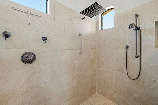 full bathroom featuring tiled shower