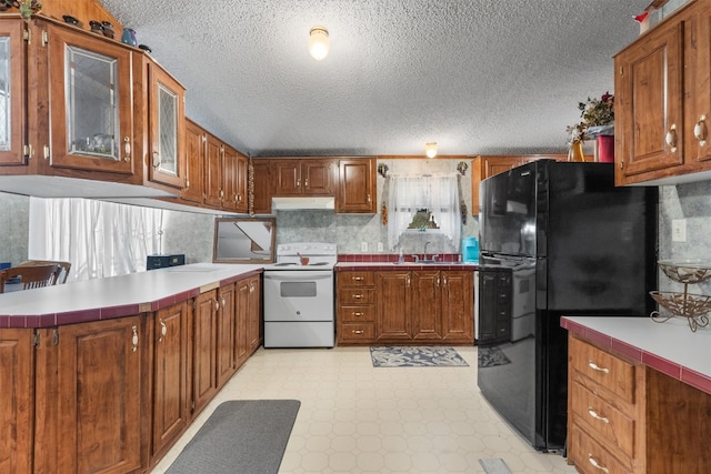 kitchen featuring sink, a textured ceiling, black fridge with ice dispenser, electric range, and decorative backsplash