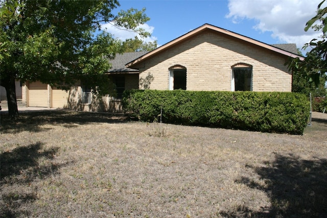 view of front facade with a garage and a front lawn