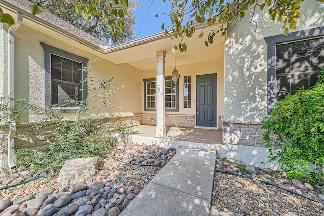 property entrance featuring a porch