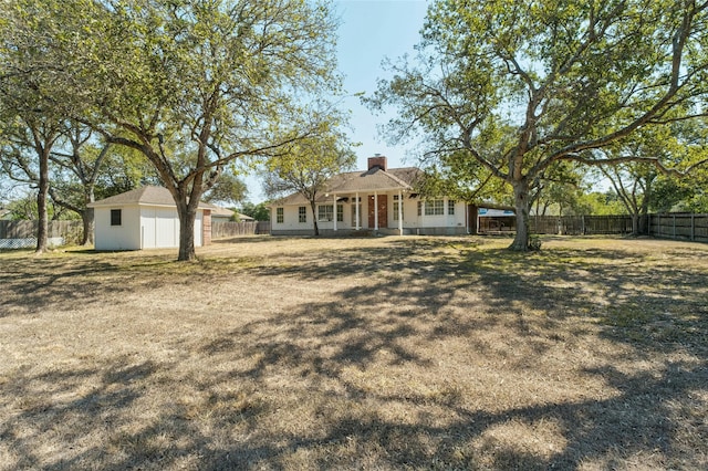 view of yard featuring an outbuilding