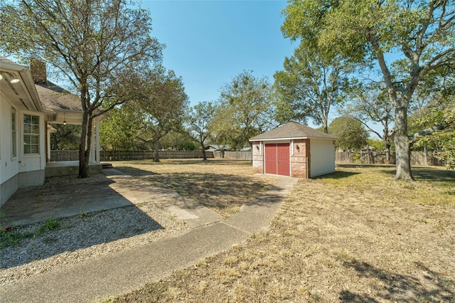 view of yard featuring a storage shed