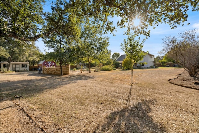 view of yard with an outdoor structure