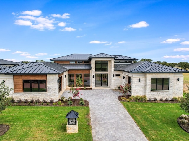 view of front of property featuring a front lawn