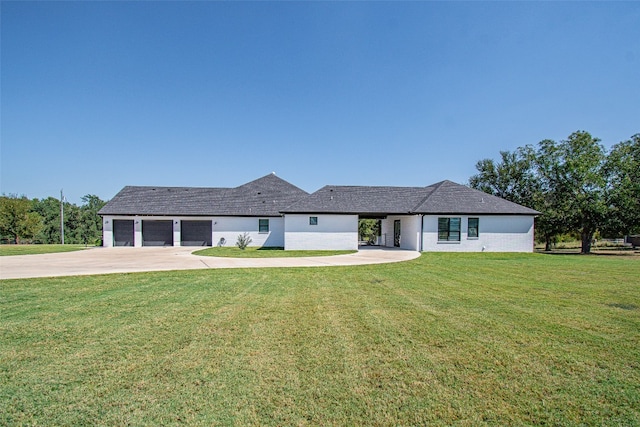 view of front of home featuring a front yard and a garage